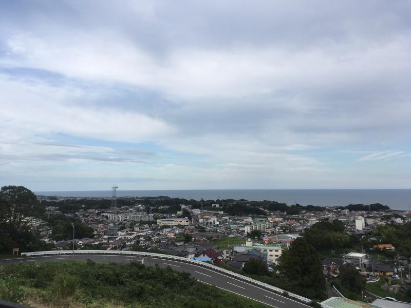 〈現場〉a building site  with an ocean view